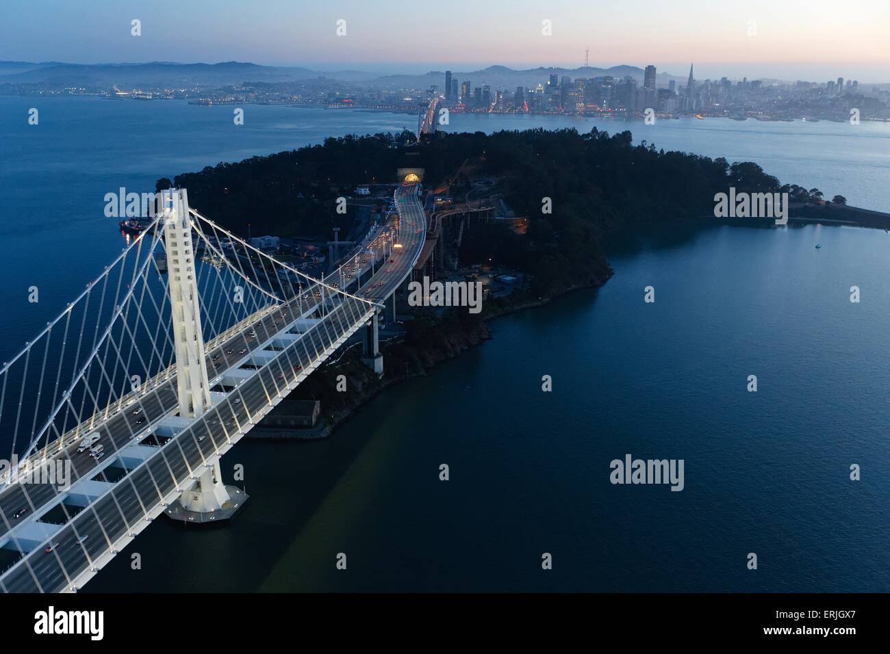 Luftaufnahme über San Francisco Bay Bridge bei Sonnenuntergang Stockfoto