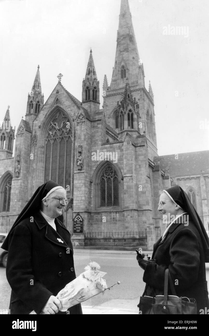 Nonnen außerhalb Manchester Salford Kathedrale. 15. April 1981. Die Cathedral Church of St. John der Evangelist, normalerweise bekannt als Salford Kathedrale, ist eine römisch-katholische Kathedrale in der Stadt von Salford, Greater Manchester, England. Stockfoto