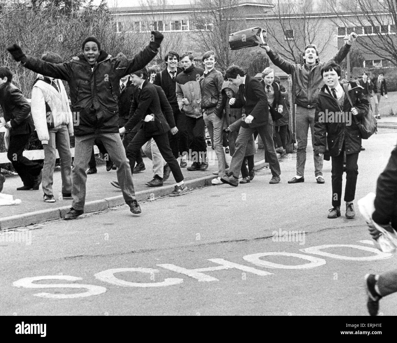 Schüler der Caludon Burg, Coventry zeigen ihre Freude am Ende des akademischen Tag. 11. April 1984 Stockfoto