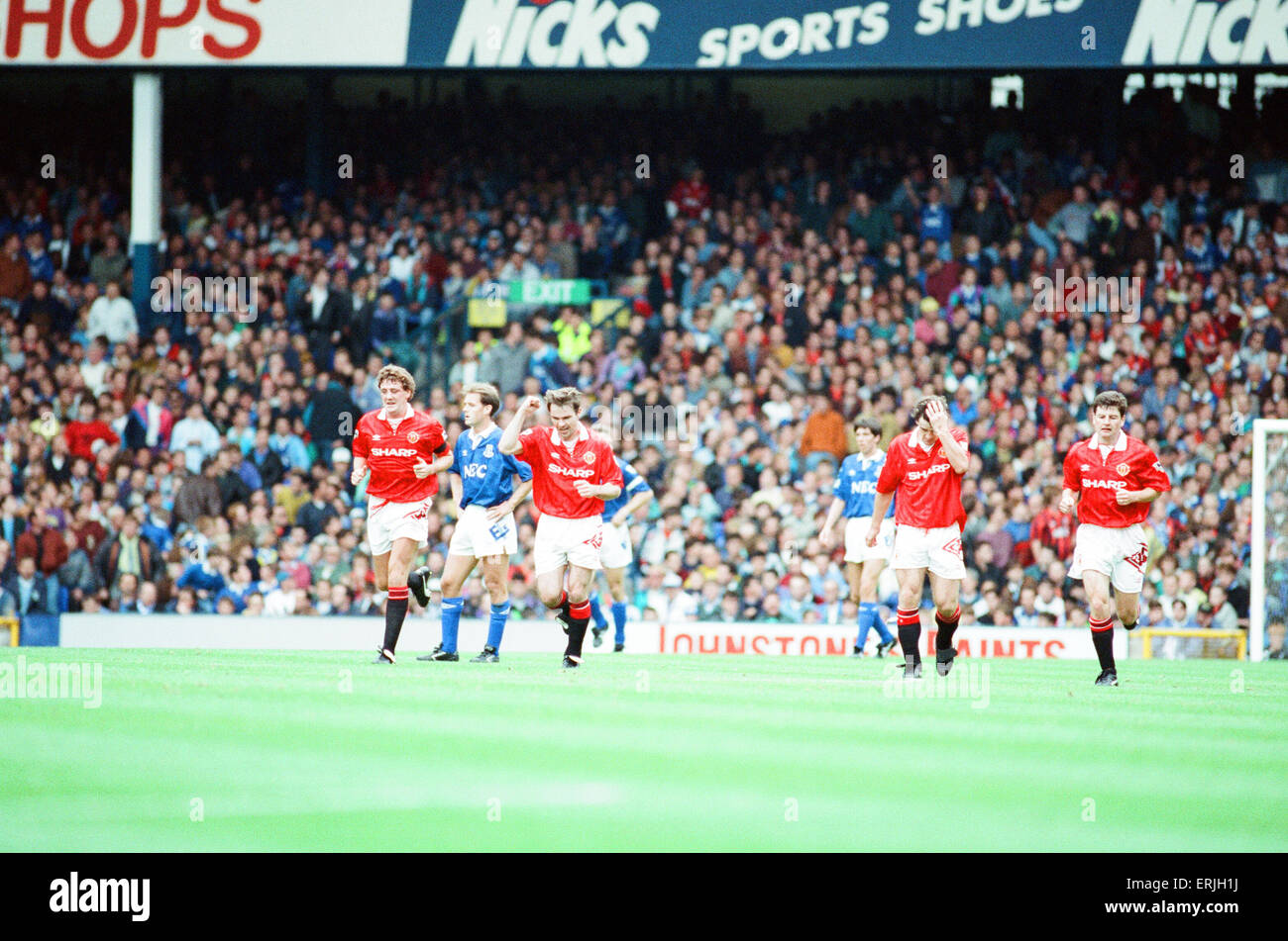 Everton 0-2 Manchester United, Ligaspiel im Goodison Park, Samstag, 12. September 1992. Man United-Spieler zurücklaufen für Neustart nach Brian McClair Tor auch abgebildet, Steve Bruce, Mark Hughes und Denis Irwin. Stockfoto