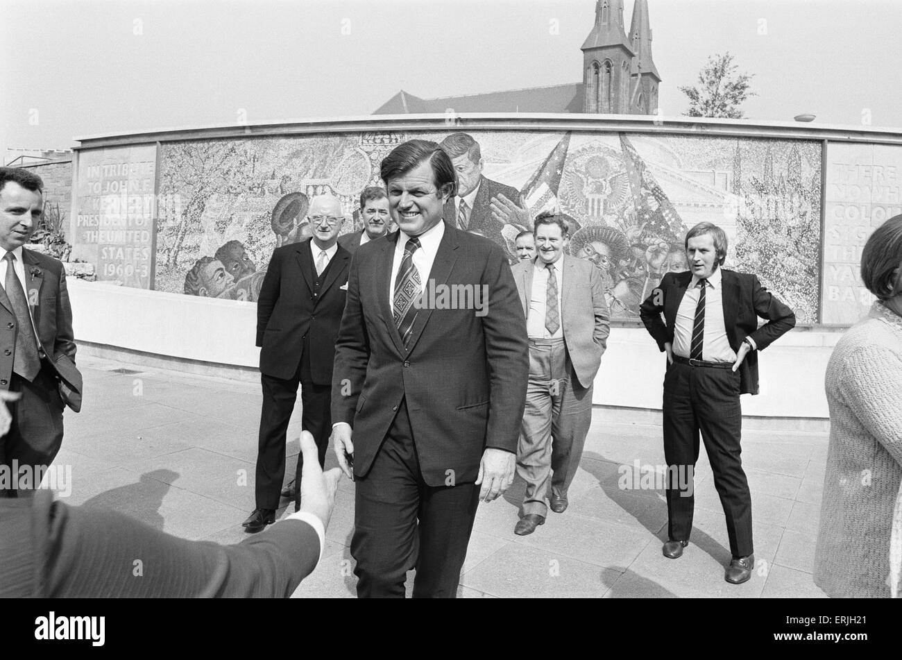Senator Edward Kennedy und seine Partei am Denkmal zu seinem Bruder John in St. Chad Zirkus, Birmingham, während seines Besuchs in den Midlands. Unser Bild zeigt: Senator Kennedy treffen Einheimische bei seinem Besuch. 13. September 1971 Stockfoto
