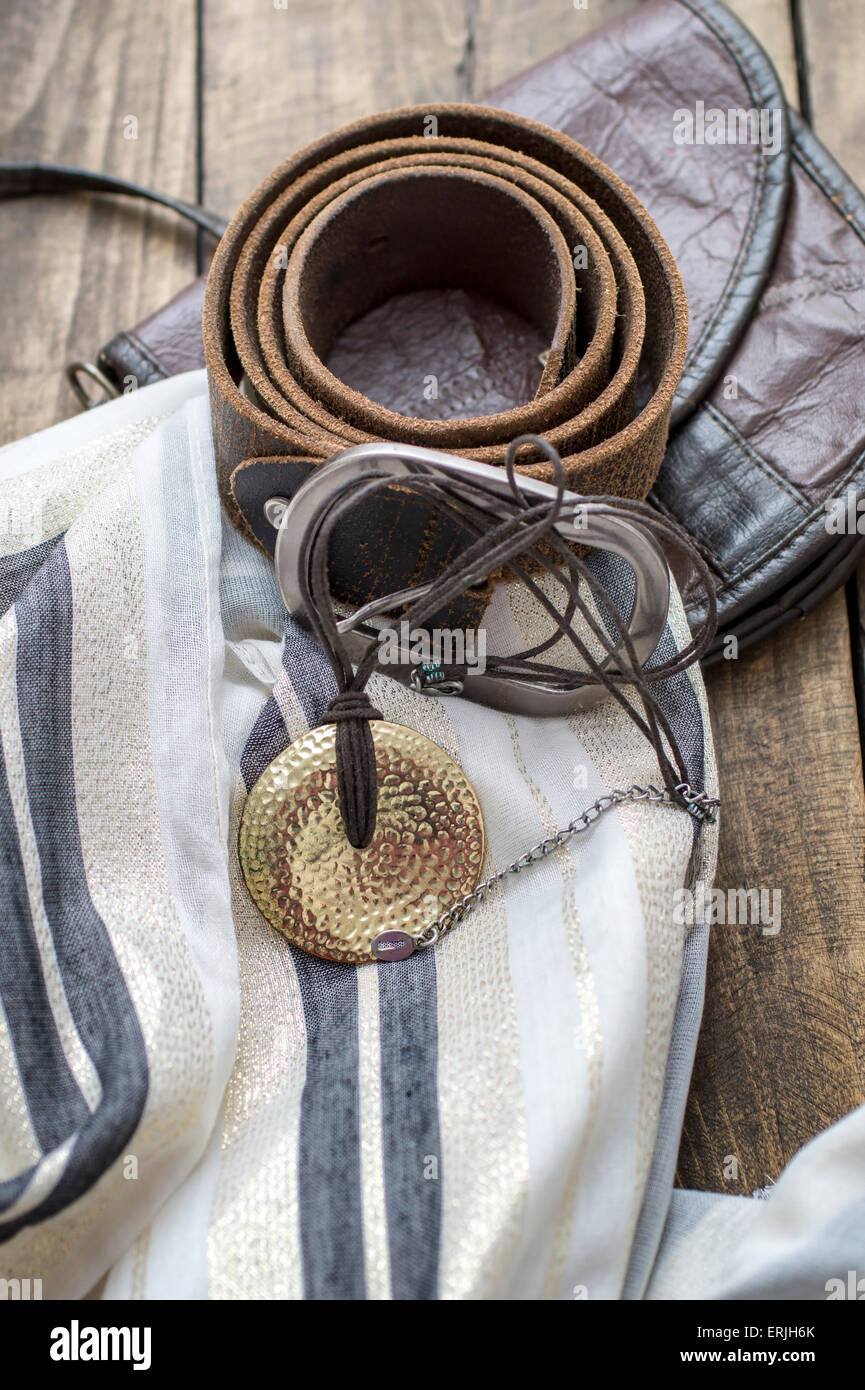 Frühjahr oder Sommer Frauen-Mode-Accessoires auf Tisch Stockfoto
