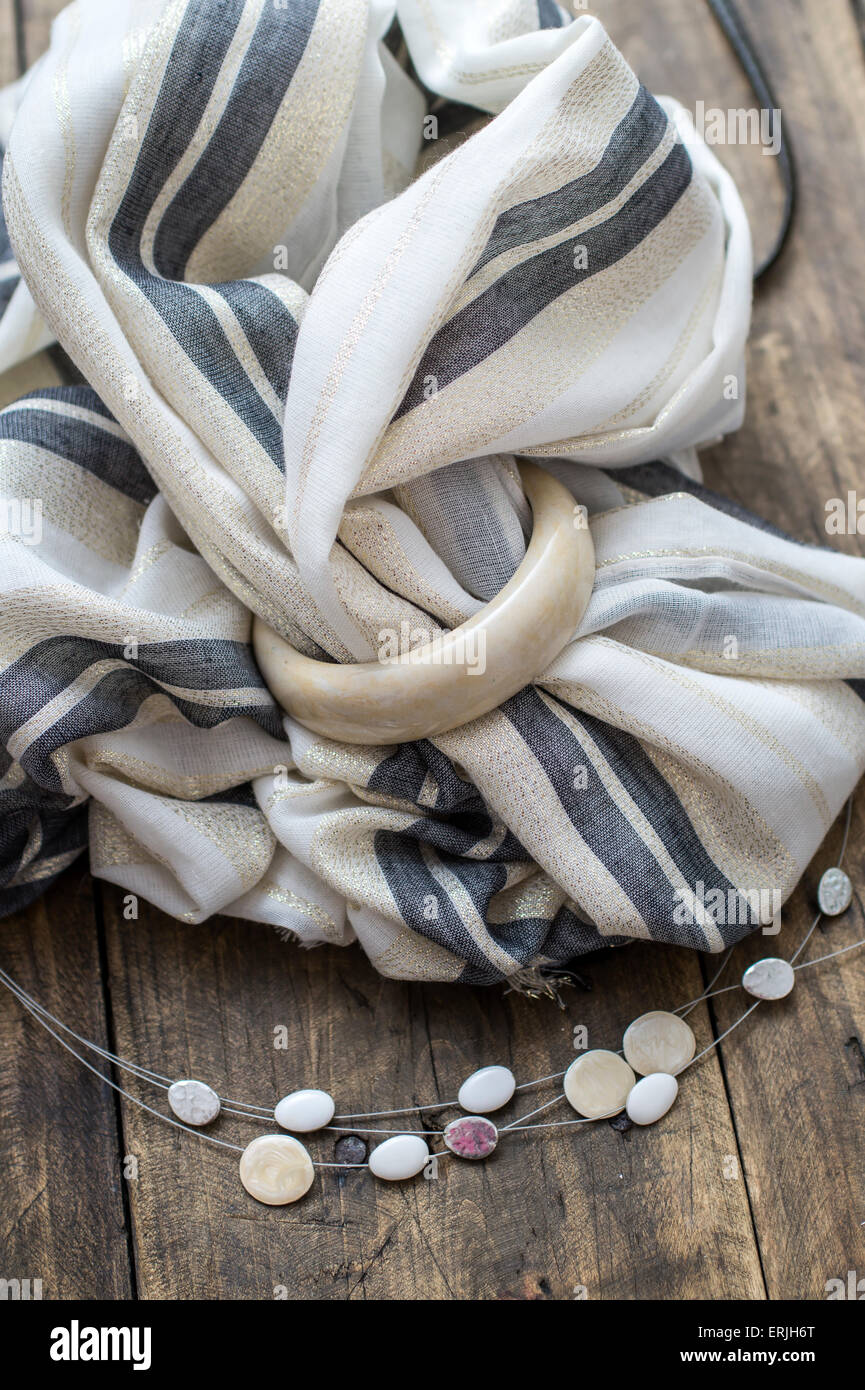 Frühjahr oder Sommer Frauen-Mode-Accessoires auf Tisch Stockfoto