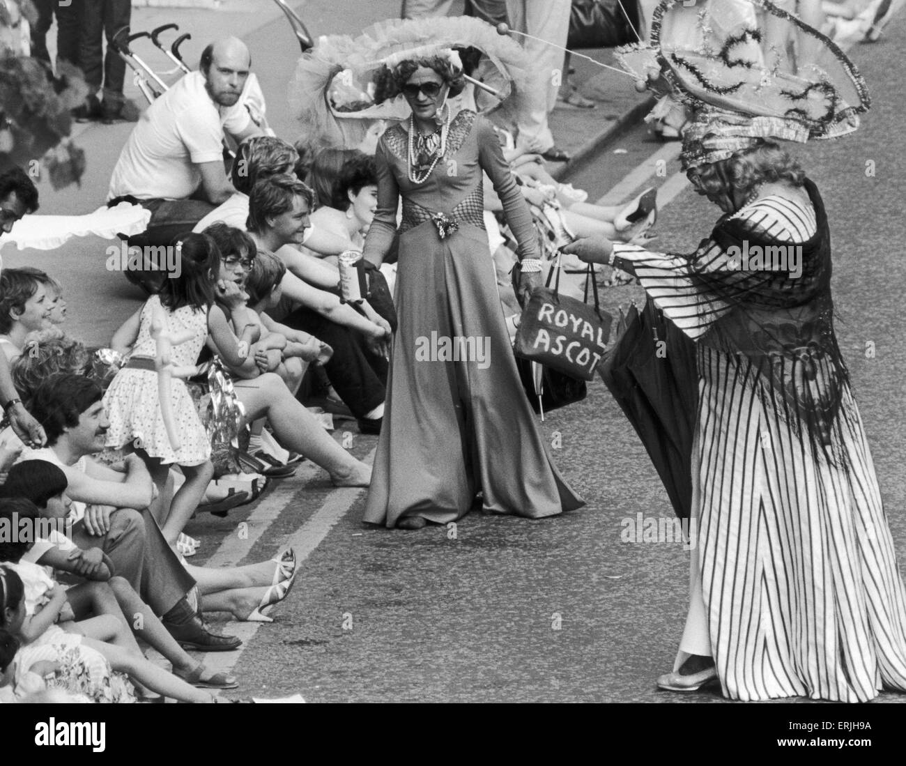 Liebe Sammler in Ascot Racegoers Outfits mit ausgefallene Hüte verzaubern die Massen der Coventry-Karneval für ihr Kleingeld warten. 16. Juni 1986 Stockfoto