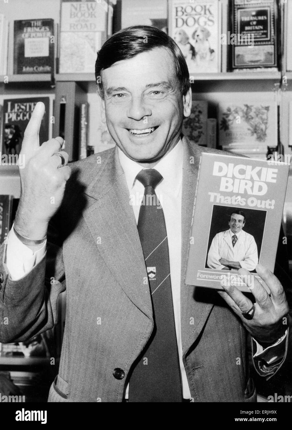 Kricket-Schiedsrichter Harold "Dickie" Vogel bei einer Signierstunde in Birmingham.  27. November 1985. Stockfoto