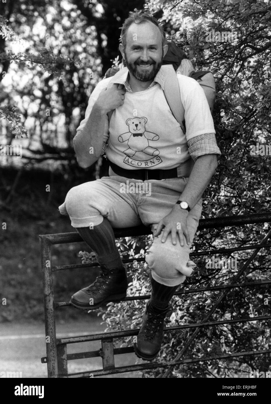 John Pratt, ging 40 Meilen in den Cotswolds-Marathon im Februar 1990 in Erinnerung an Quinton Pfadfinderleiter Jim Hollis, und hob £2010, 10p vorgelegt, Eicheln Kinderhospiz Oak Tree Lane, Selly Oak, Birmingham. 2. Mai 1990. Stockfoto