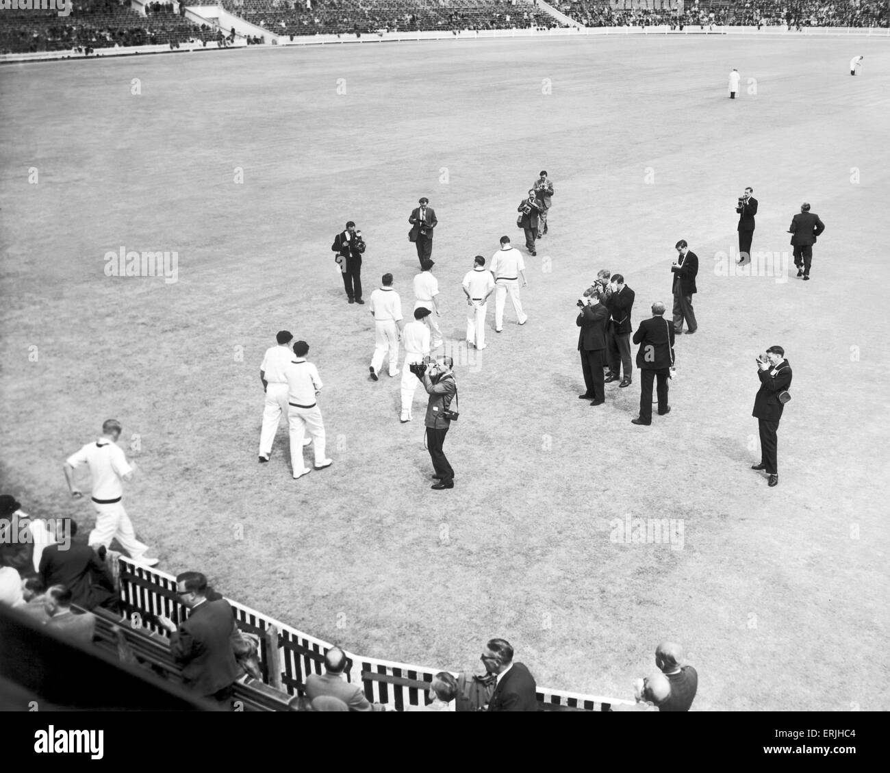 Australische Cricket-Tour von England für die Asche. England V Australien erste Testspiel bei Edgbaston. Australisches Team geht hinaus auf das Feld von der Presse traf. 10. Juni 1961. Stockfoto