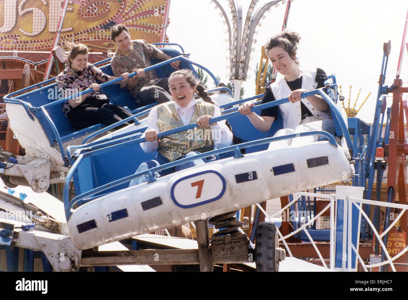 Jugendliche genießen eines Messegelände fährt auf der Messe Crock, Coventry 30. Mai 1994 Stockfoto