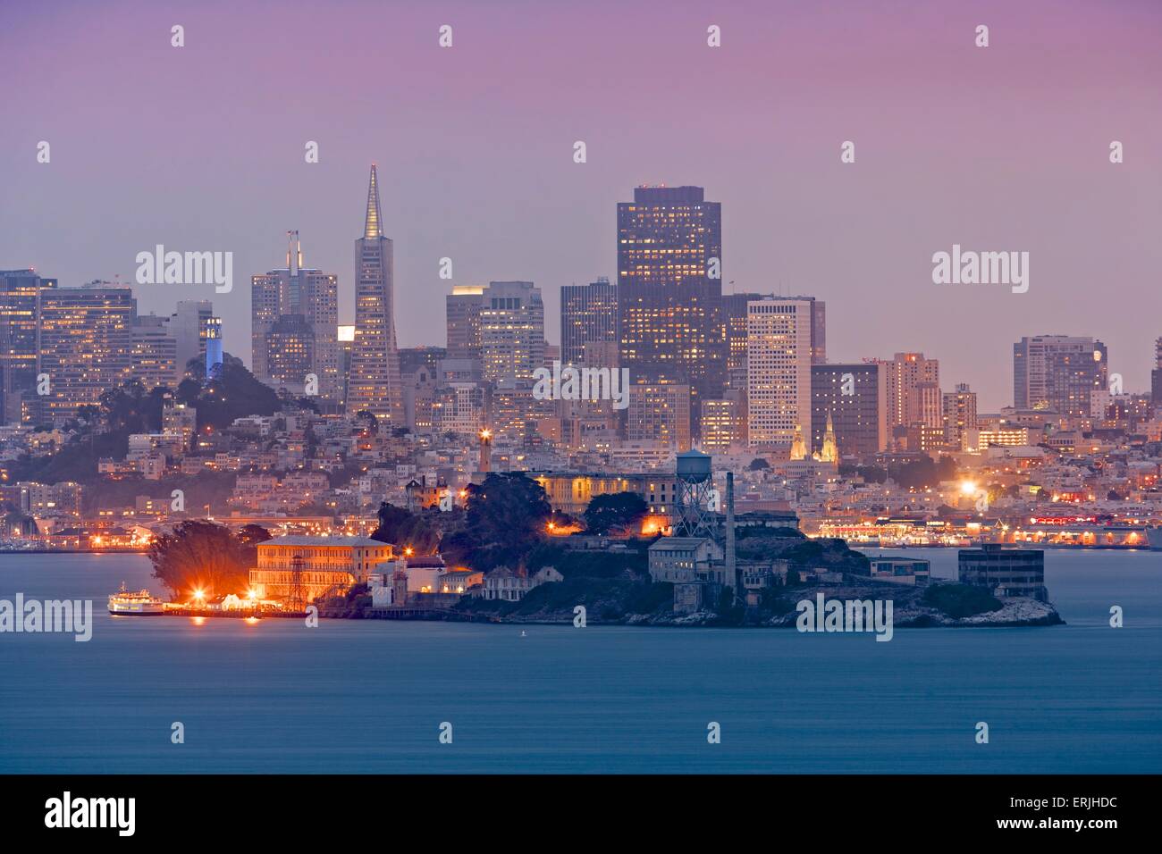 Alcatraz in der Nacht mit San Francisco im Hintergrund Stockfoto