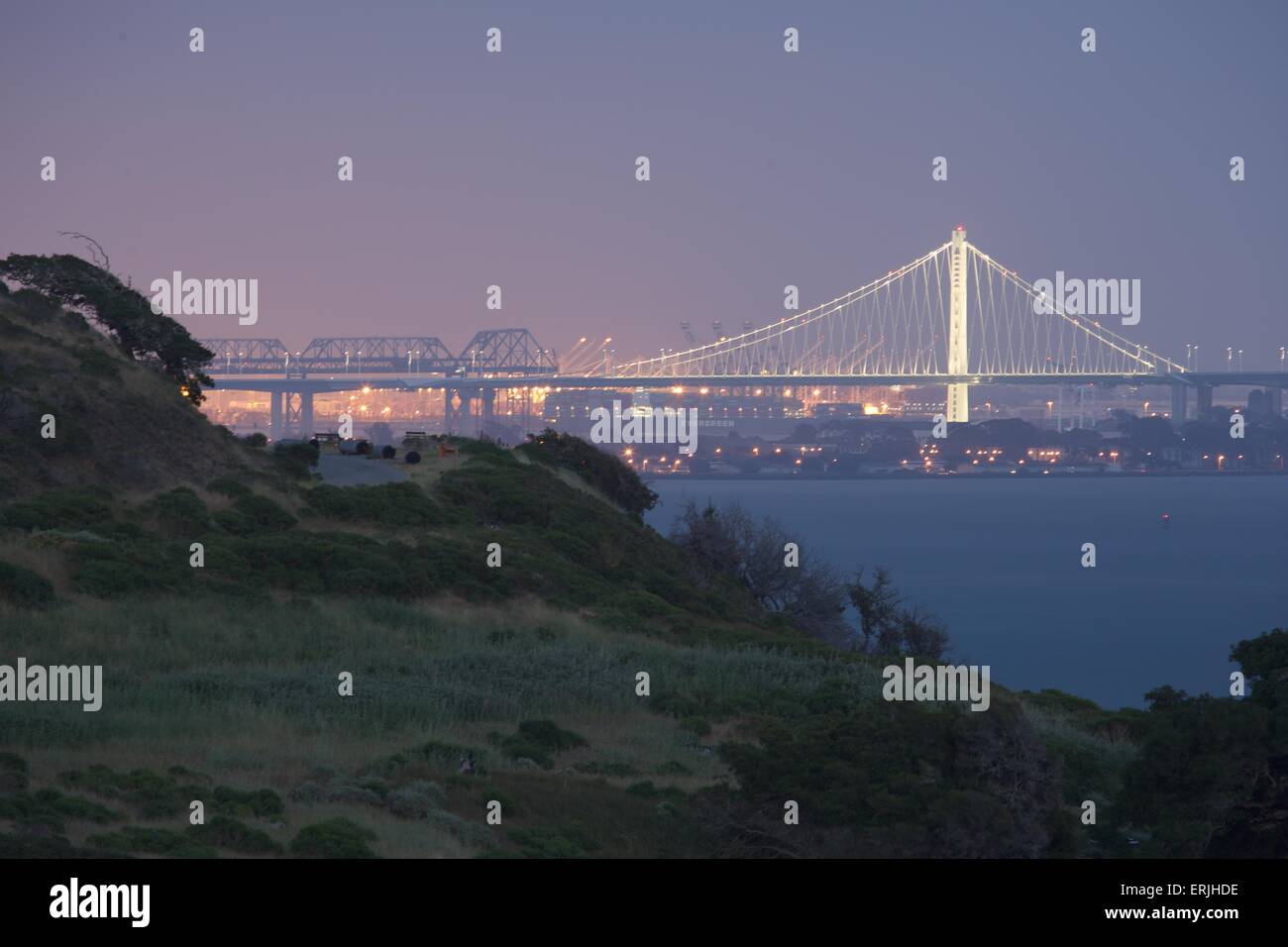 Ein Blick auf Angel Island und die neue Bay Bridge bei Nacht Stockfoto