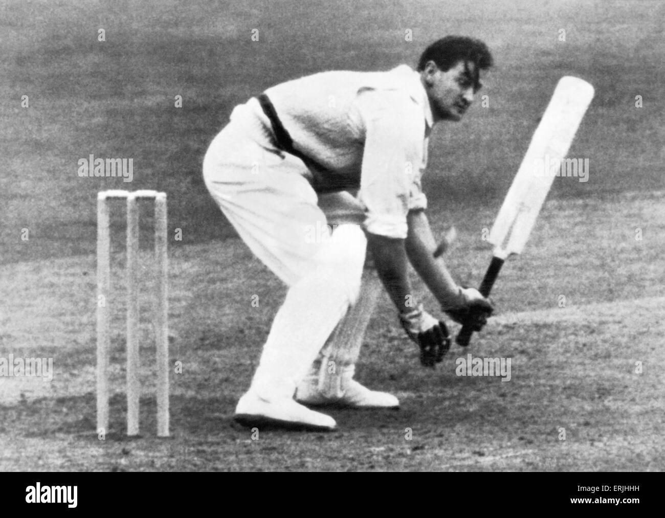 Australische Cricket-Tour von England für die Asche. England V Australien erste Testspiel an der Trent Bridge. Keith Miller Enten einen Ball von Bailey. 12. Juni 1953. Stockfoto