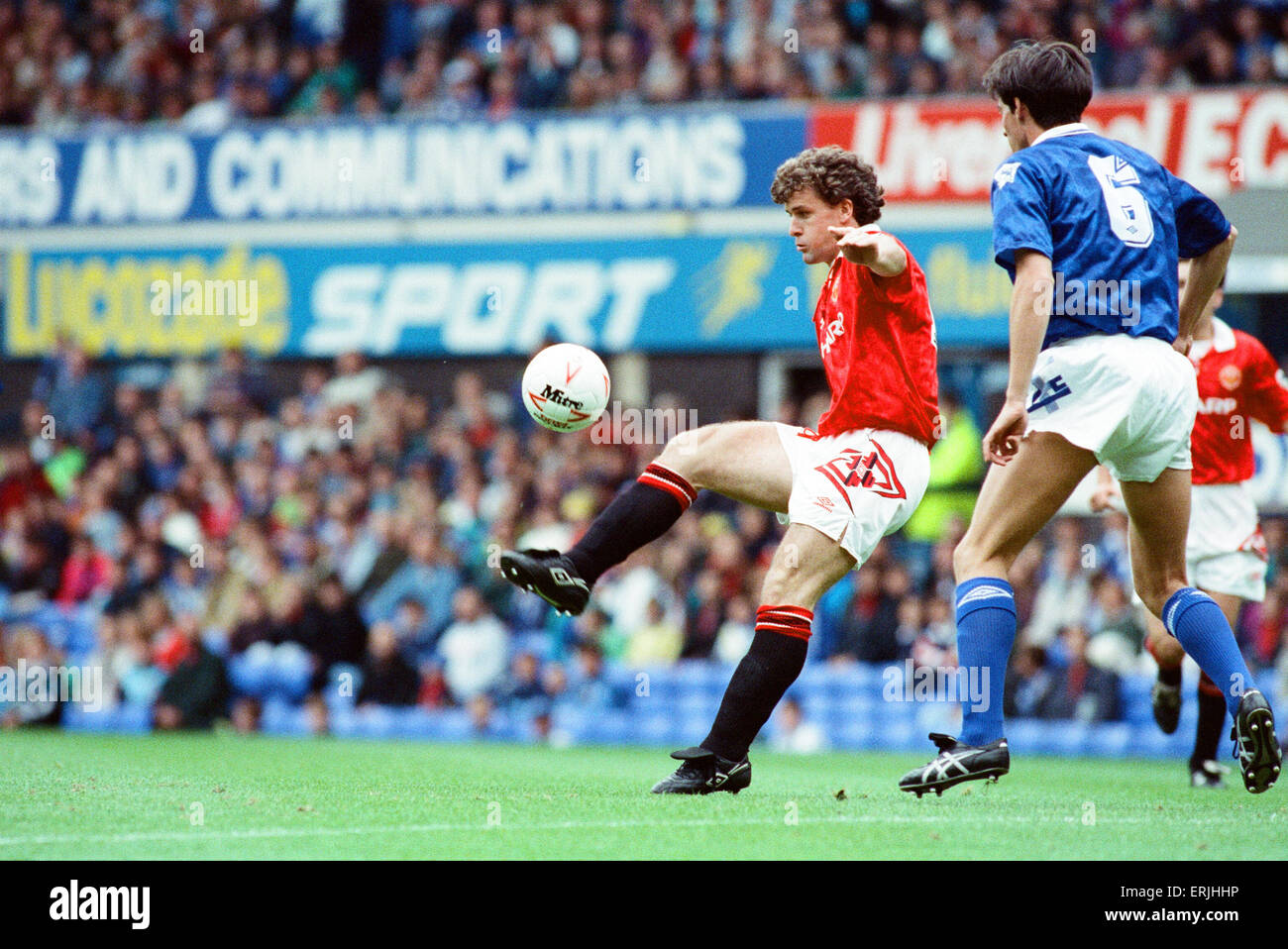 Everton 0-2 Manchester United, Ligaspiel im Goodison Park, Samstag, 12. September 1992. Mark Hughes & Gary Ablett. Stockfoto