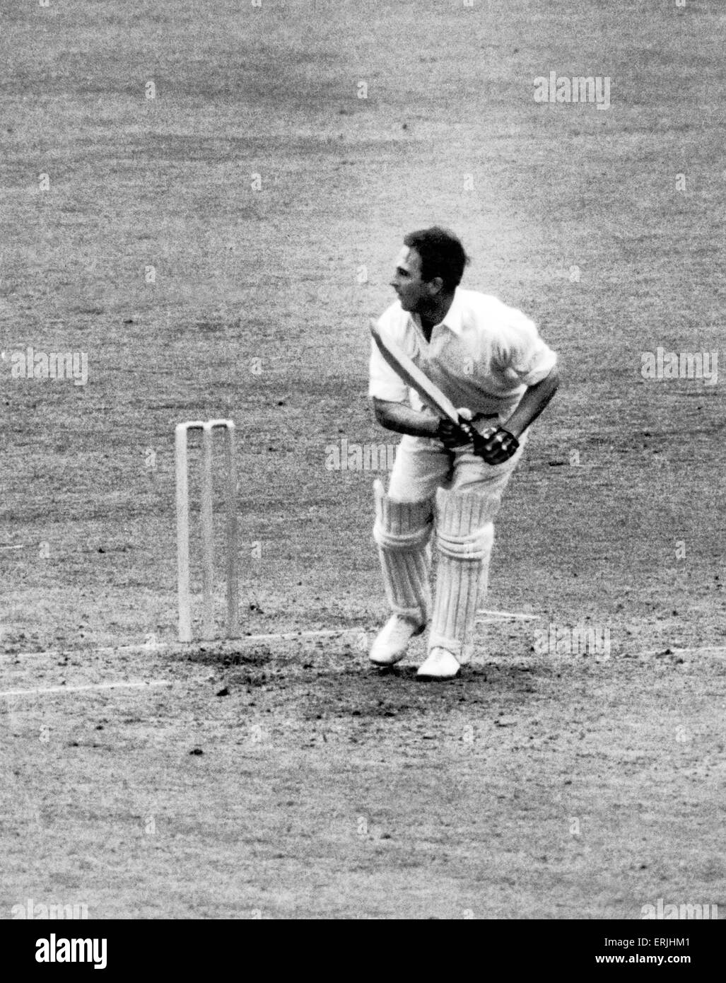 Australische Cricket-Tour von England für die Asche. England V Australien dritten Testspiel im Old Trafford. Denis Compton ruft Bill Johnston entfernt für ein Einzelzimmer, das Bowling von Evans zu halten. 8. Juli 1948. Stockfoto