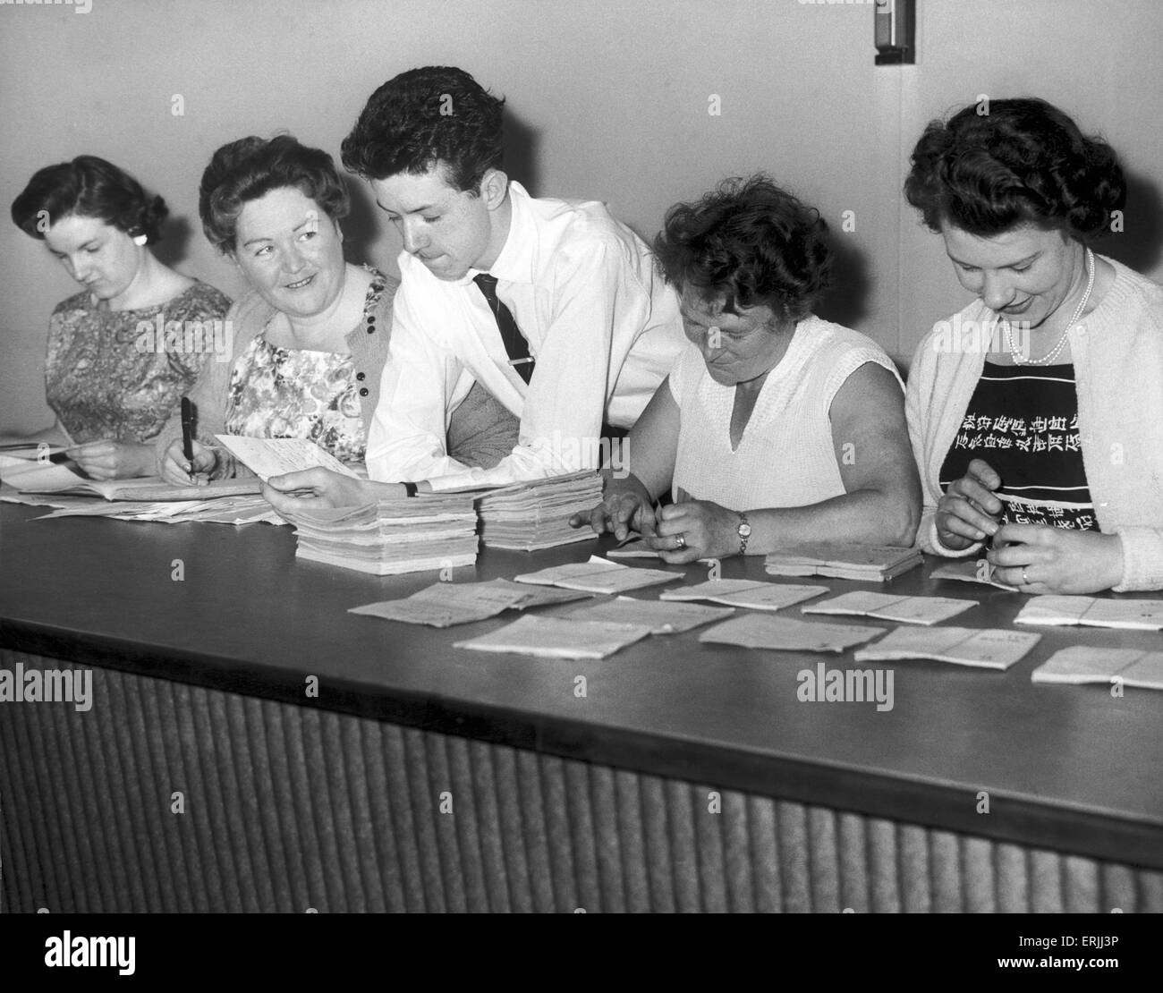 Australische Cricket-Tour von England für die Asche. England V Australien erste Testspiel bei Edgbaston. L-R: Ann Kerr, Mary Williams, Tony Haycock, Frau Norah Deakins und Pat Craig bei Arbeiten an der Ticket-Ansturm auf die Probe. 6. Juni 1961. Stockfoto