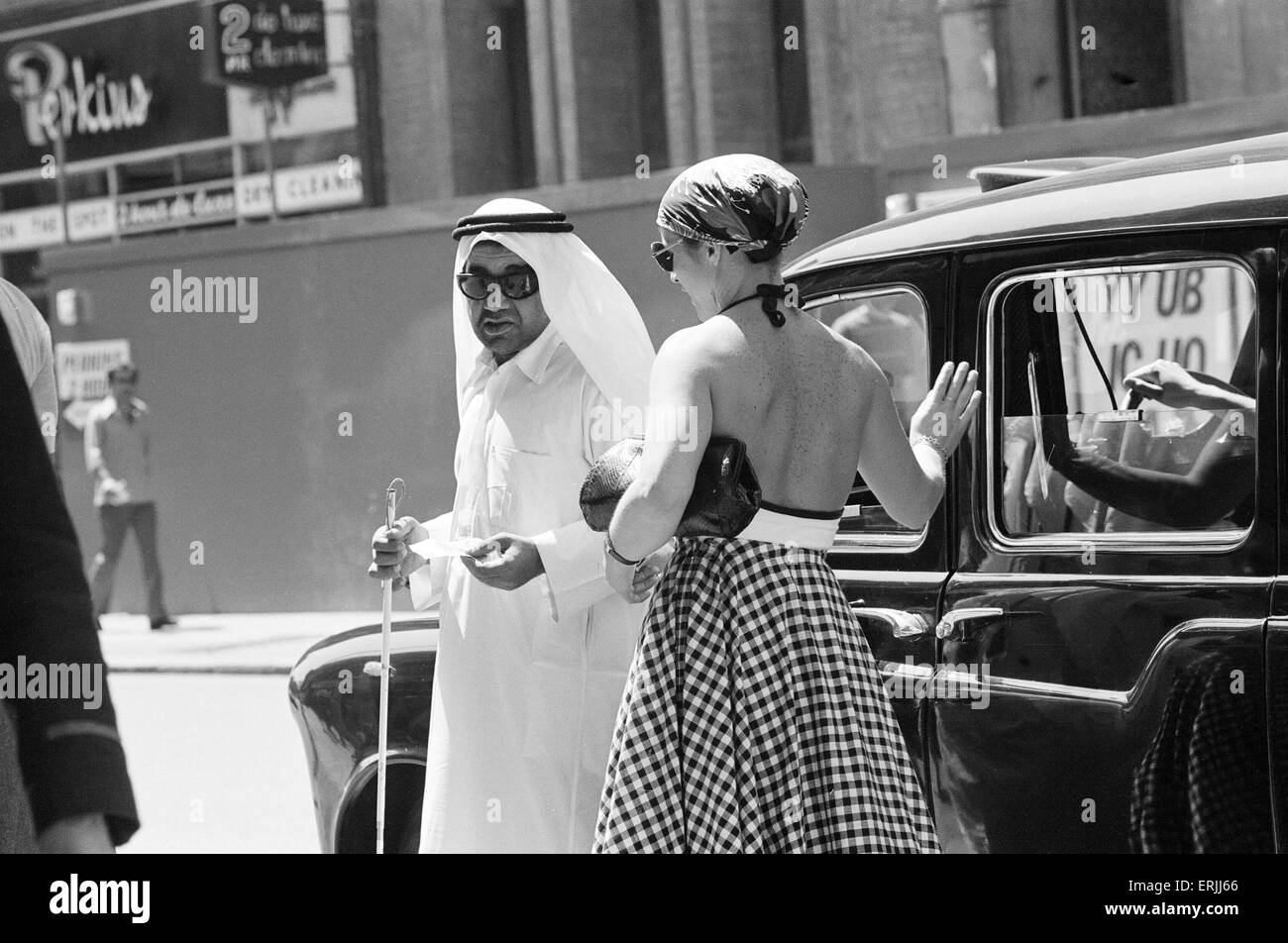 Arabische Mann aussteigen aus einem Taxi auf Gloucester Road, South Kensington. Juni 1976 Stockfoto