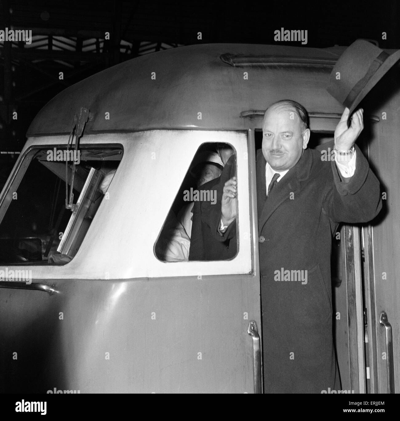 Dr. Richard Beeching, Vorsitzender der British Railways, Foto-Anruf eine Fahrt mit einem Dieselmotor, 22. Februar 1962. Ein bekannter Name in Großbritannien wurde in den frühen 1960er Jahren er für seinen Bericht "The Reshaping of British Railways", gemeinhin als "The Beeching Report", die zu weit reichenden Veränderungen in das Eisenbahnnetz, im Volksmund bekannt als der Beeching-Axt geführt. Quelle Wikipedia. Stockfoto