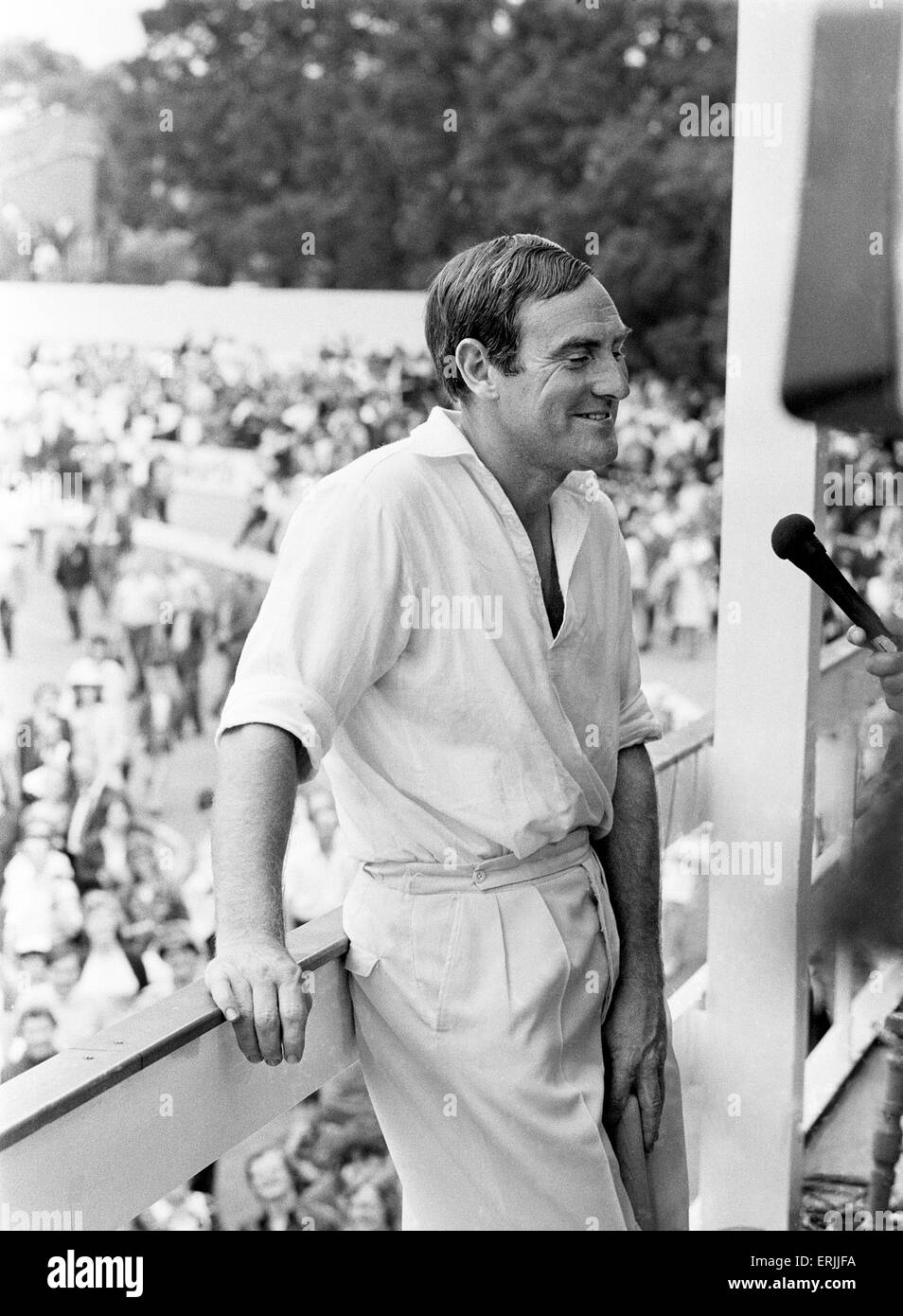Australien-Tour von Großbritannien für die Asche. Letzten Tag des vierten test in Headingley zwischen England und Australien.  England Kapitän Ray Illingworth auf dem Balkon nach England Australien um die Asche zu bewahren geschlagen hatte. 29. Juli 1972. Stockfoto