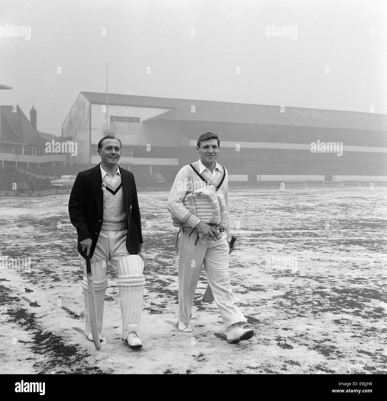 Yorkshire County Cricket Club, 5. April 1961. Bryan Stott (l) und Taylor, Schnee Yorkshires Eröffnung paar Kopf in die Praxis mit Schuppen noch auf dem Boden. Stockfoto