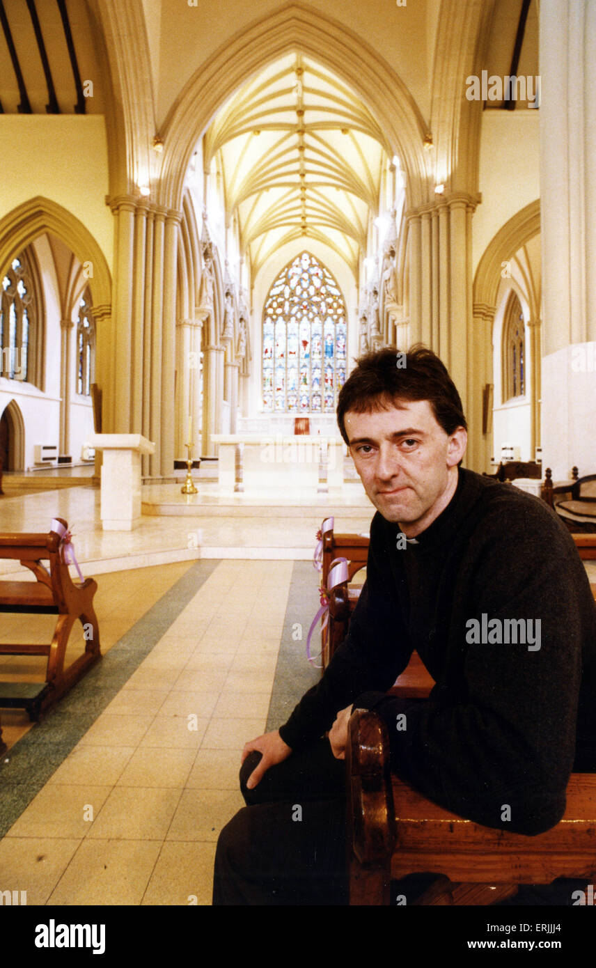 Vater Brendan Curley, Administrator in Salford Kathedrale von Manchester. 7. Juni 1990. Die Cathedral Church of St. John der Evangelist, normalerweise bekannt als Salford Kathedrale, ist eine römisch-katholische Kathedrale in der Stadt von Salford, Greater Manchester, England. Stockfoto