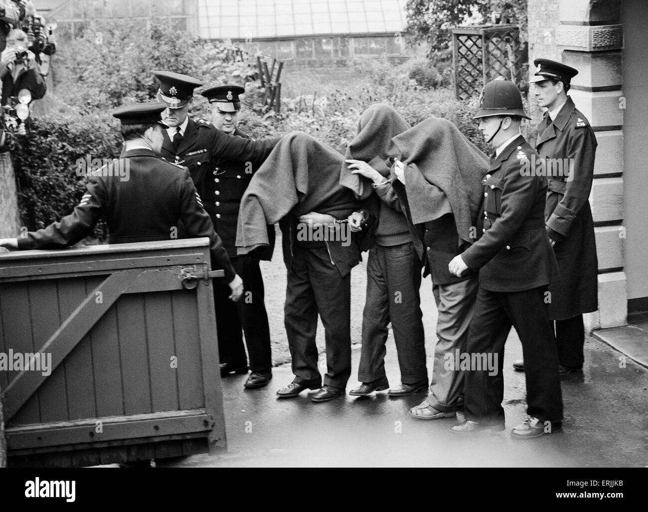 Die drei Männer, die im Zusammenhang mit der große Eisenbahnraub verhaftet sind Handschellen zusammen und decken über dem Kopf haben, nach einem Auftritt am Linslade Hof, Buckinghamshire.  Die Männer zusammen mit zwei Frauen, wurden Untersuchungshaft für acht Tage in Haft.  16. August 1963. Stockfoto