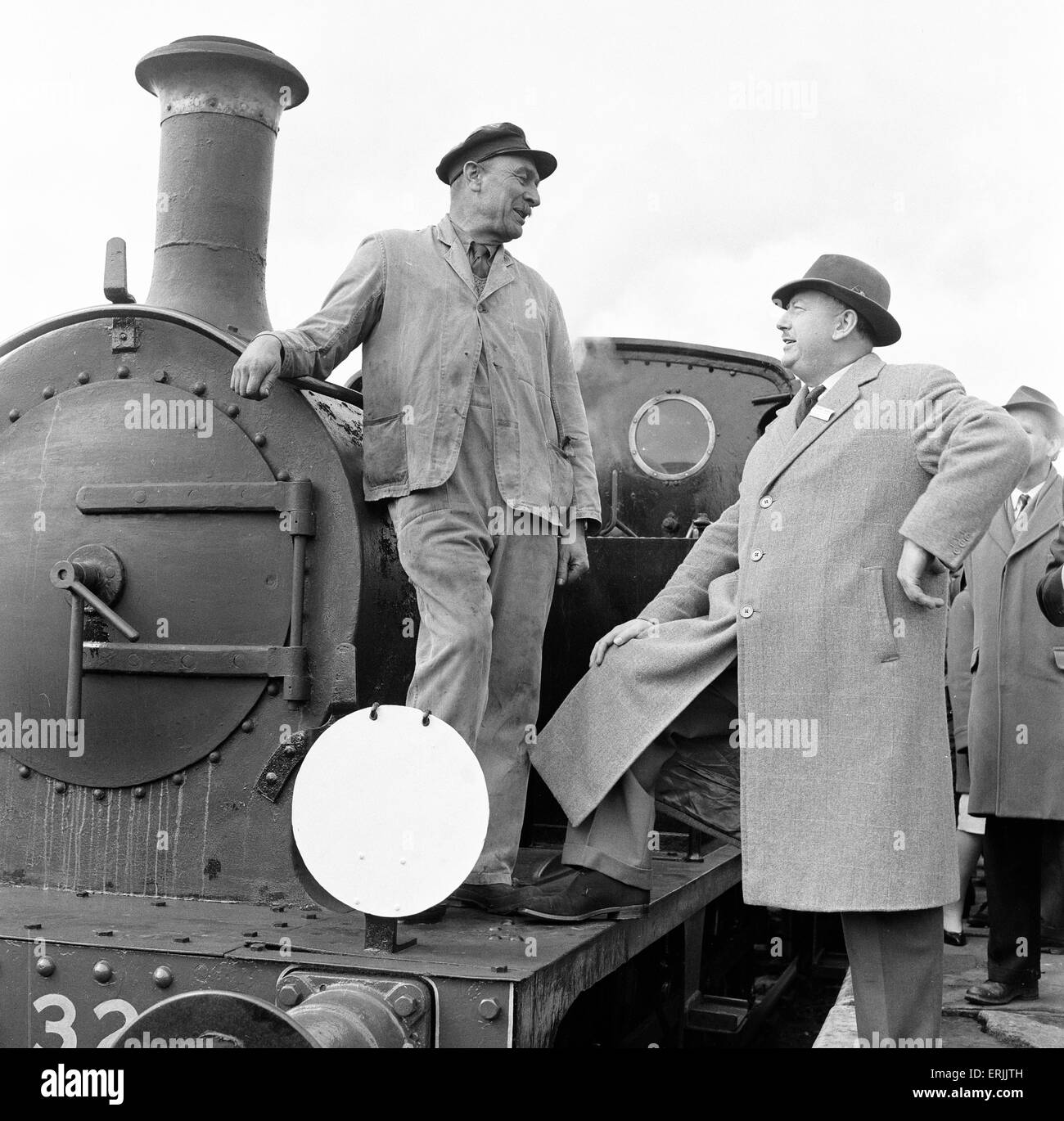 Dr. Richard Beeching, Vorsitzender der British Railways, Foto-Anruf Besuch der Bluebell-Linie in Sussex, England, 1. April 1962. Ein bekannter Name in Großbritannien wurde in den frühen 1960er Jahren er für seinen Bericht "The Reshaping of British Railways", gemeinhin als "The Beeching Report", die zu weit reichenden Veränderungen in das Eisenbahnnetz, im Volksmund bekannt als der Beeching-Axt geführt. Quelle Wikipedia. Stockfoto