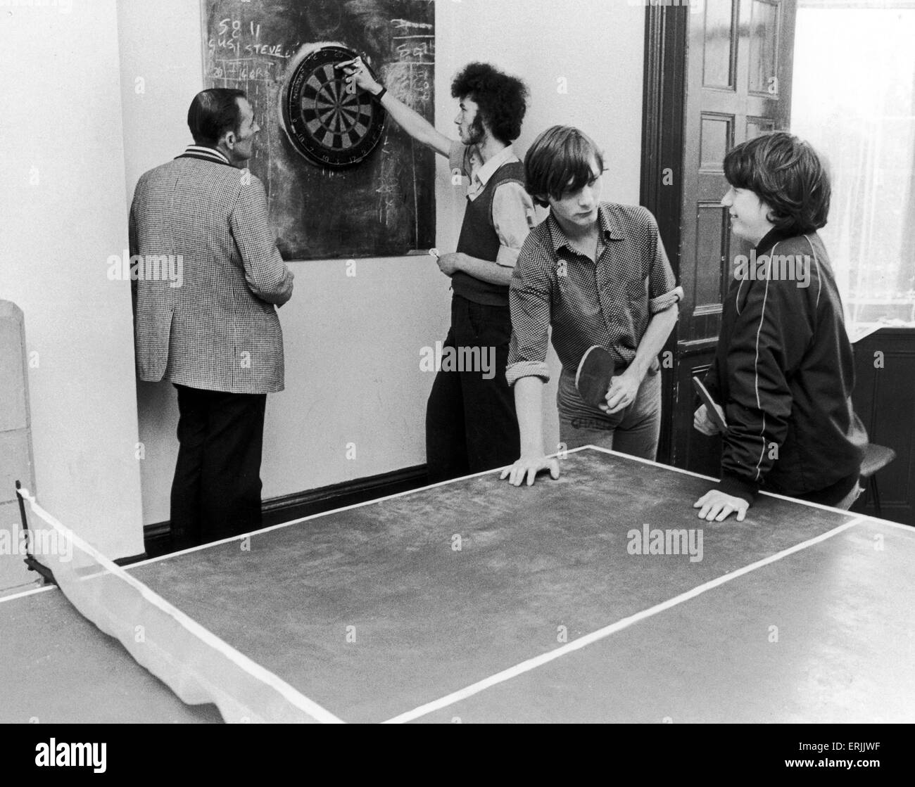 Szenen in Norton Haus zeigt Menschen, die spielen, Tischtennis und Darts im Spielzimmer.   Norton House ist ein Tageszentrum für Obdachlose von Coventry. 21. Oktober 1982. Stockfoto