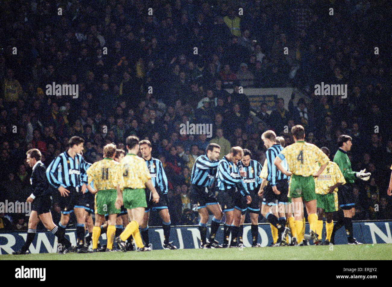 Norwich City 0 V Inter Mailand 1 UEFA-Cup-Runde 16 Hinspiel an der Bramall Lane. Inter Mailand gewann eine Null mit freundlicher Genehmigung von Dennis Berkamp Strafe in der 80. Minute. 24. November 1993. Stockfoto