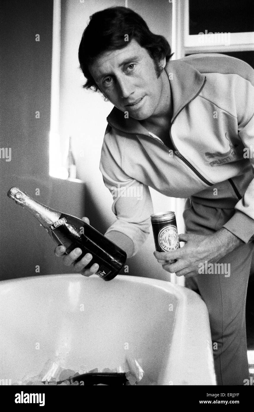 Australien-Tour von Großbritannien für die Asche. Testen Sie letzten Tag des fünften im Oval, England V Australien. Australische Kapitän Ian Chappell nimmt eine Flasche Champagner aus dem Eisbad, während eine Dose Bier trinken, wie das Team Sieg zu feiern. 16. August 1972. Stockfoto