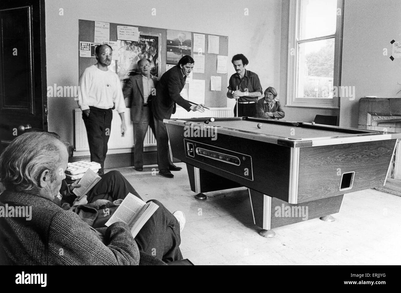 Szenen in Norton Haus zeigt Menschen Billard im Spielzimmer spielen.  Norton House ist Aday Zentrum für die Obdachlosen in Coventry. 15. August 1984. Stockfoto