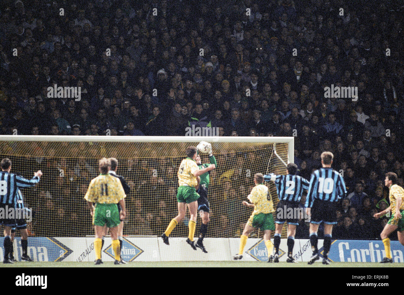 Norwich City 0 V Inter Mailand 1 UEFA-Cup-Runde 16 Hinspiel an der Bramall Lane. Inter Mailand gewann eine Null mit freundlicher Genehmigung von Dennis Berkamp Strafe in der 80. Minute. (Bild) Jeremy Goss (Nummer 11) schaut zu, wie Inter Mailand Torwart den Ball fängt. 24. November 1993. Stockfoto