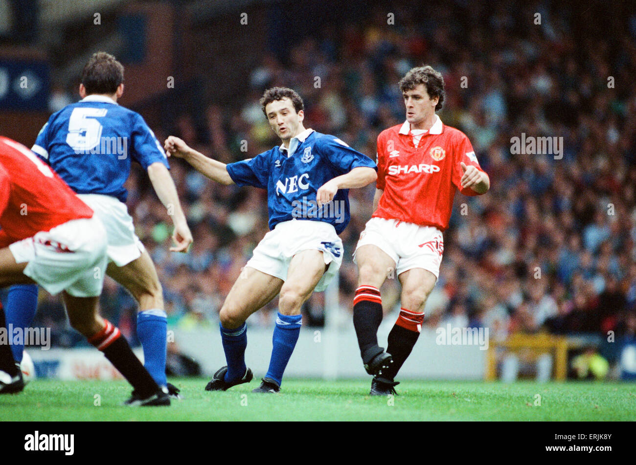 Everton 0-2 Manchester United, Ligaspiel im Goodison Park, Samstag, 12. September 1992. Barry Horne und Mark Hughes. Stockfoto