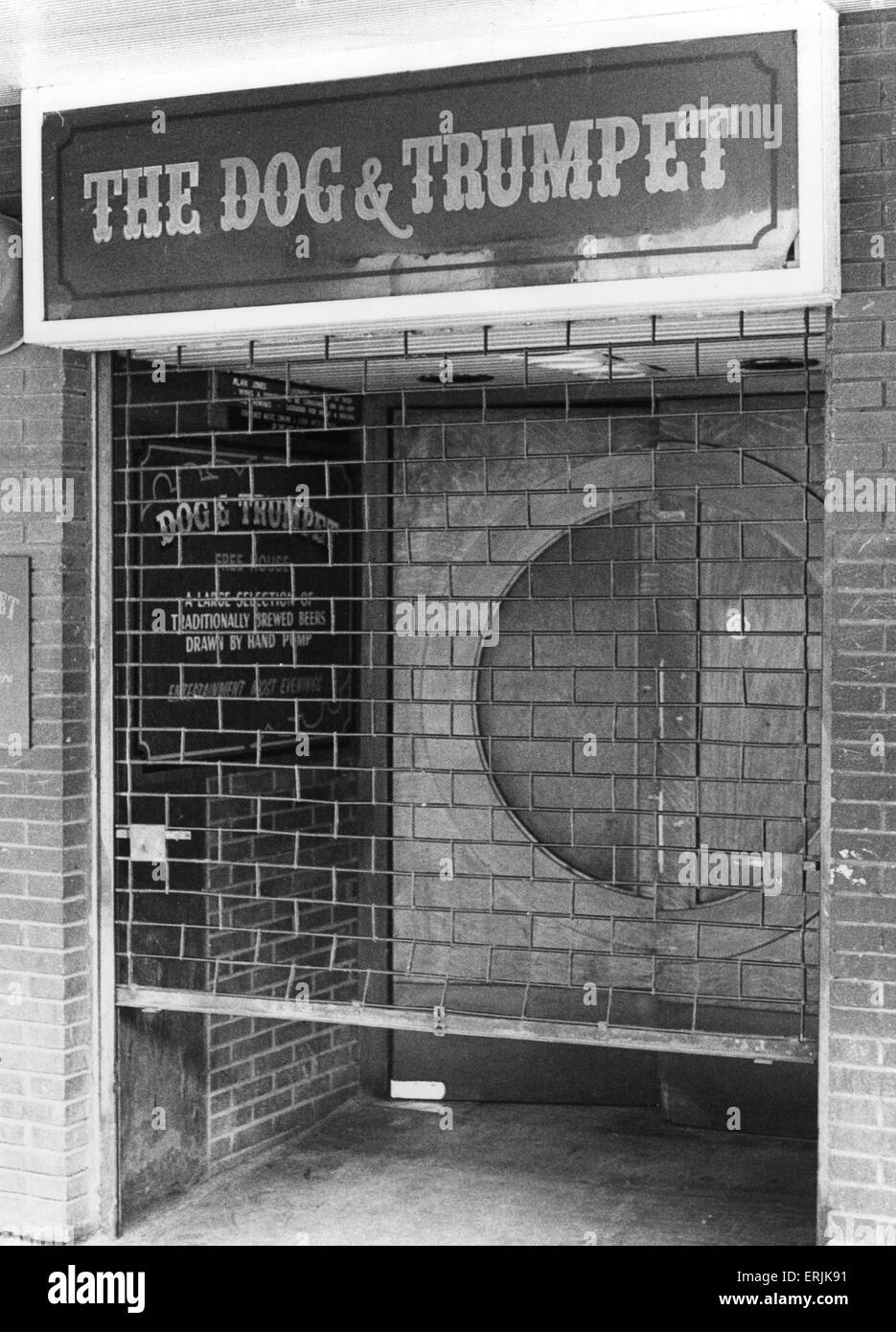 Außenansicht des Hundes und Trompete Pub in Hertford Street, Coventry. März 1983. Stockfoto