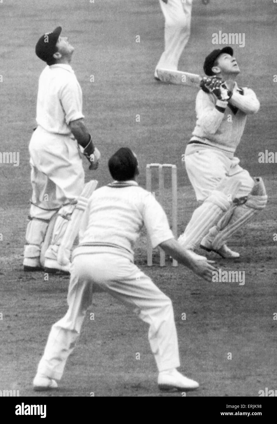 Australische Cricket-Tour von England für die Asche. England V Australien erste Testspiel an der Trent Bridge. Alle Augen, als Arthur Morris trifft bei Roy Tattersall.  11. Juni 1953. Stockfoto