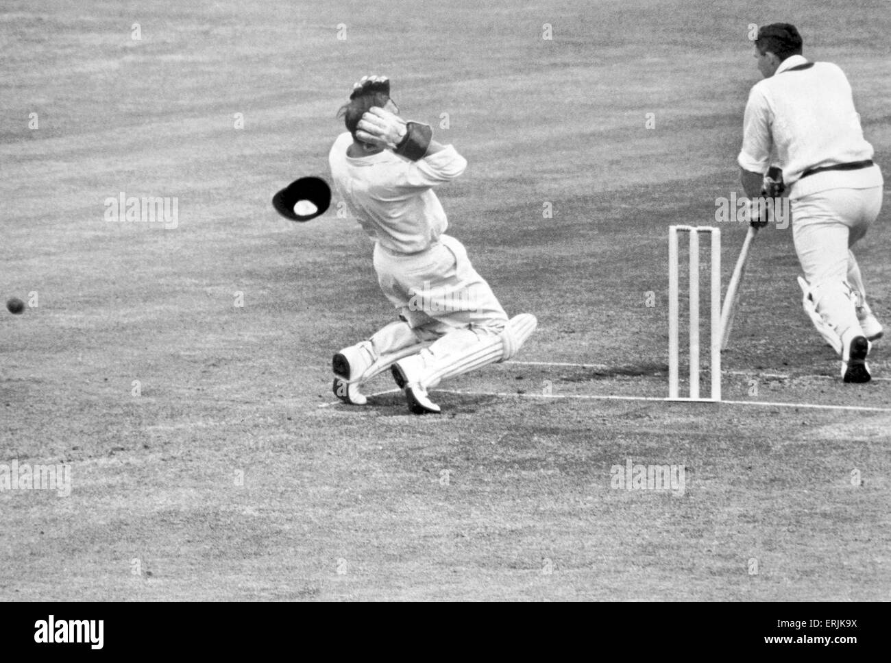 Australische Cricket-Tour von England für die Asche. England V Australien erste Testspiel bei Edgbaston. Wicketwächter John Murray wird durch eine Kugel aus Illingworth ins Gesicht geschlagen. Schlagmann ist Davidson.  10. Juni 1961. Stockfoto