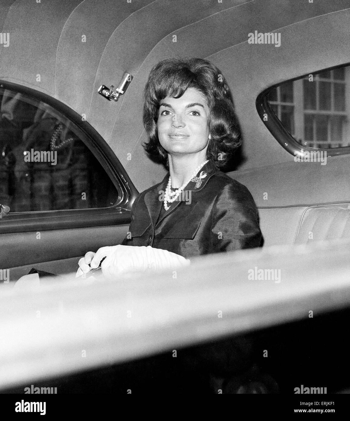 Zweiter Tag des Besuchs der amerikanische Präsident John f. Kennedy und seine Frau Jackie in London, England.  Die First Lady Jacqueline Kennedy verlassen die Londoner Residenz von ihrer Schwester zum Buckingham Palace. 5. Juni 1961. Stockfoto