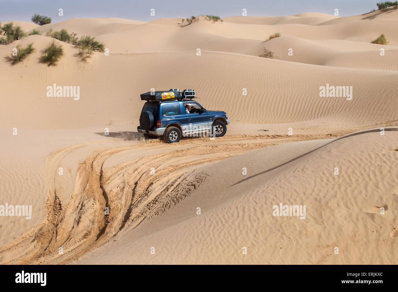 Wüste SAHARA, Tunesien - navigieren Oktober 12-4 X 4 Fahrzeuge die Dünen der Sahara im Rahmen einer geführten Tour am 12. Oktober 2010. Stockfoto