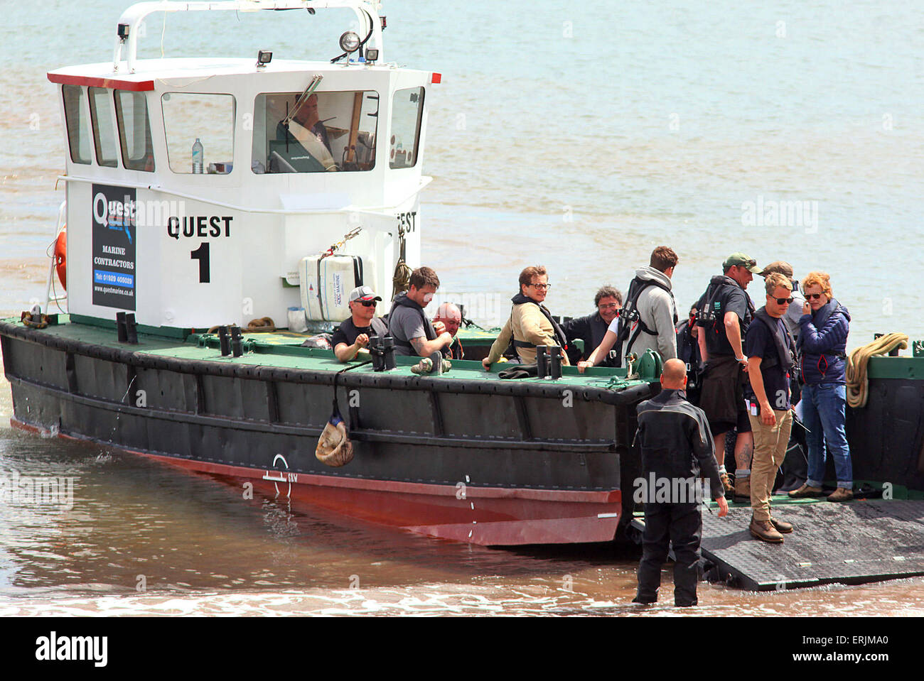 Teignmouth, Devon, UK. 3. Juni 2015. Schauspieler Colin Firth (Mitte) und Crew sind auf einem Boot am Strand in Teignmouth, Devon, während der Dreharbeiten für ein neues Biopic basierend auf Segler Donald Crowhurst abgebildet. Firth ist der tragische Round-the-World-Matrose Crowhurst darzustellen, während Co-Star Rachel Weisz seine Frau Clare spielt. Donald Crowhurst segelte von der Stadt in Teignmouth Elektron und das Round-the-World-Rennen vor fast 50 Jahren starb. Bildnachweis: Apex/Alamy Live-Nachrichten Stockfoto