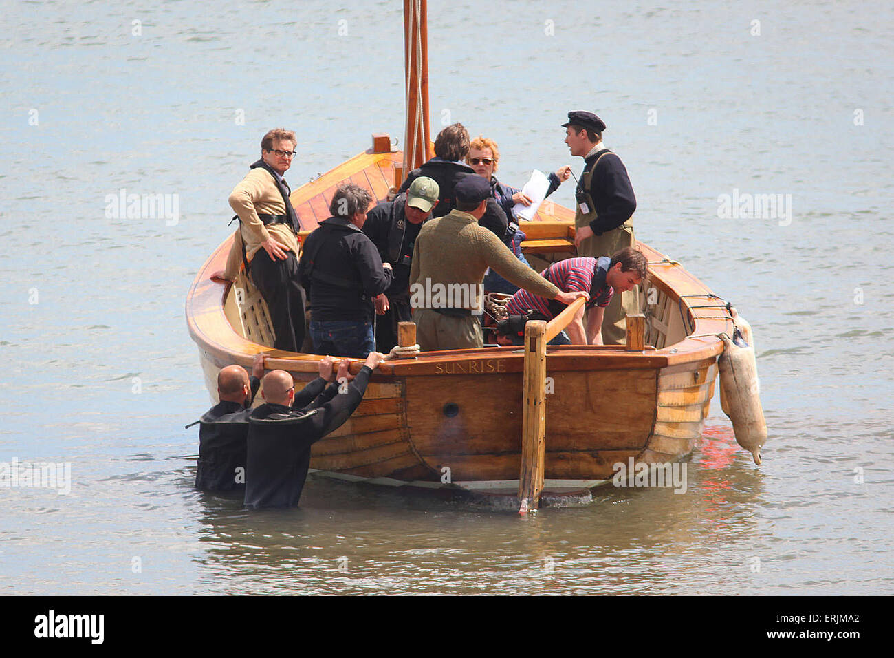 Teignmouth, Devon, UK. 3. Juni 2015. Schauspieler Colin Firth und Crew sind auf einem Boot am Strand in Teignmouth, Devon, während der Dreharbeiten für ein neues Biopic basierend auf Segler Donald Crowhurst abgebildet. Firth ist der tragische Round-the-World-Matrose Crowhurst darzustellen, während Co-Star Rachel Weisz seine Frau Clare spielt. Donald Crowhurst segelte von der Stadt in Teignmouth Elektron und das Round-the-World-Rennen vor fast 50 Jahren starb. Bildnachweis: Apex/Alamy Live-Nachrichten Stockfoto