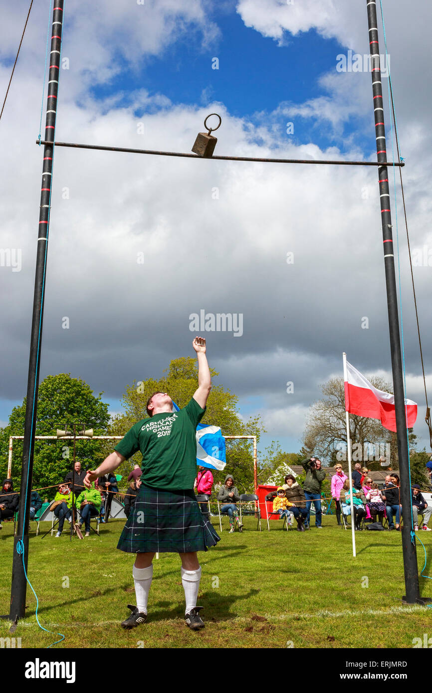 Man wirft das Gewicht über der Bar, einem traditionellen Stil des Spiels während einer Highland Games treffen, Carmunnock, Glasgow, Schottland Stockfoto