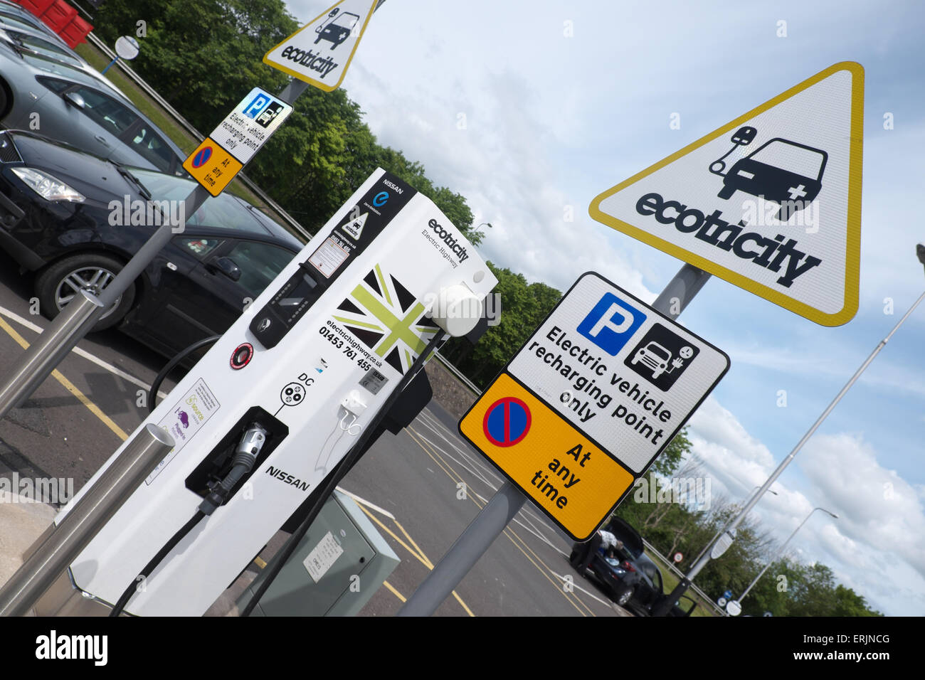 Elektrofahrzeug aufladen Point zur Verfügung gestellt von Ecotricity an einer Autobahn-Tankstelle auf der Autobahn M1 UK Stockfoto
