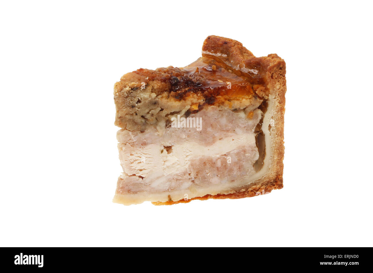 Scheibe der Füllung gekrönt Schwein und Huhn Kuchen isoliert gegen weiß Stockfoto