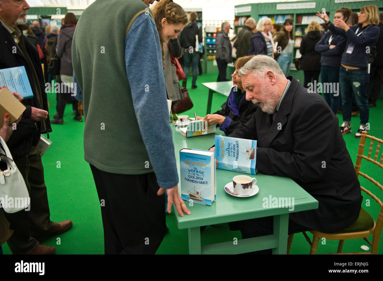 Celia Imrie & Terry Waite Autoren Signierstunde unter Massen von Fans im Bookshop bei Hay Festival 2015 Stockfoto