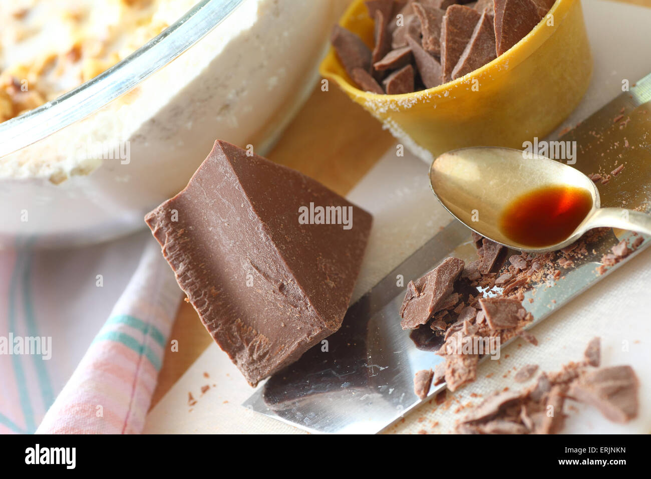 Block von Schokolade, einige gehackte mit Vanille, Messbecher und Rührschüssel Teig Stockfoto