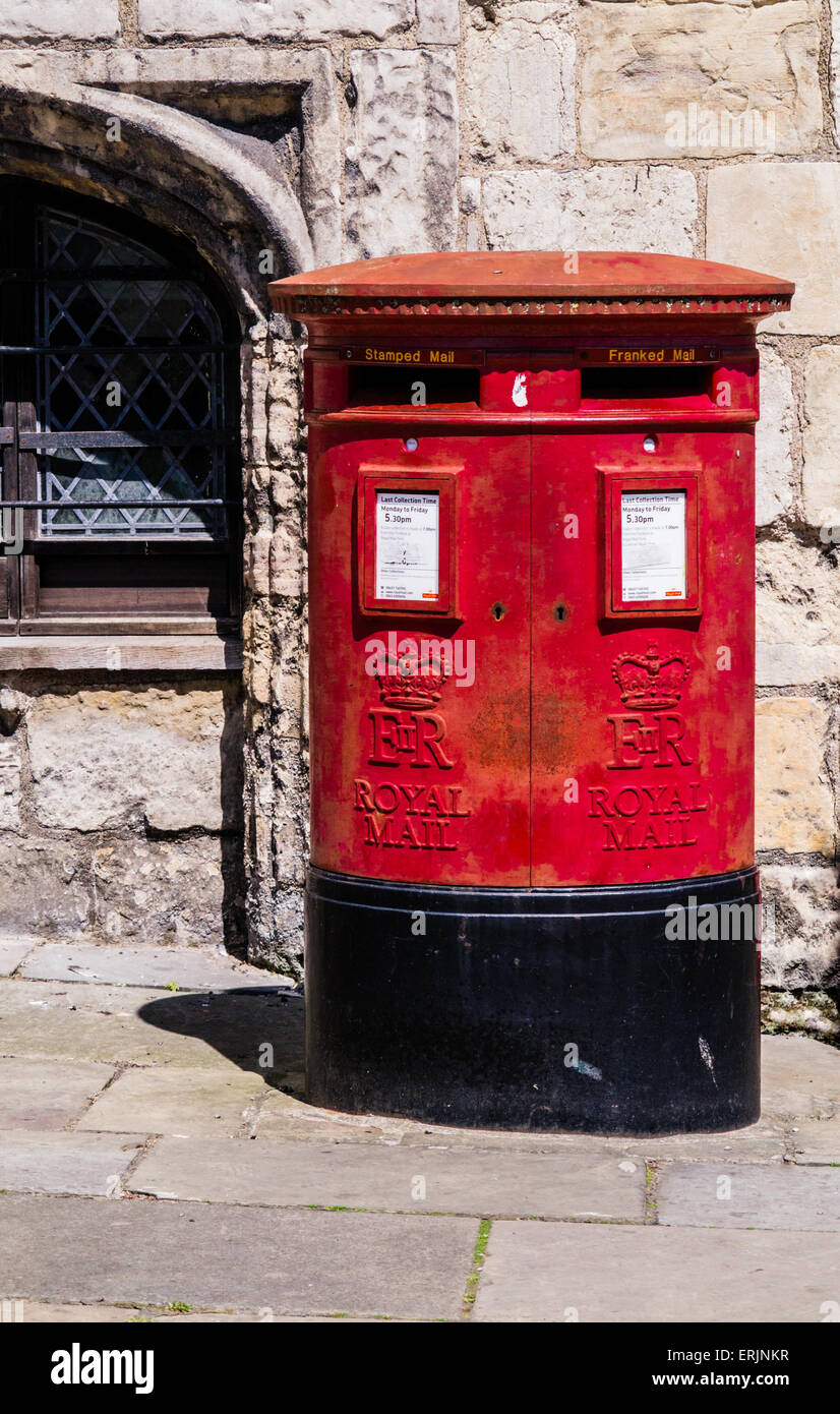 Königliche Post Briefkasten, Säule Box mit doppelter Blende, Messeplatz, City of York, England, UK Stockfoto