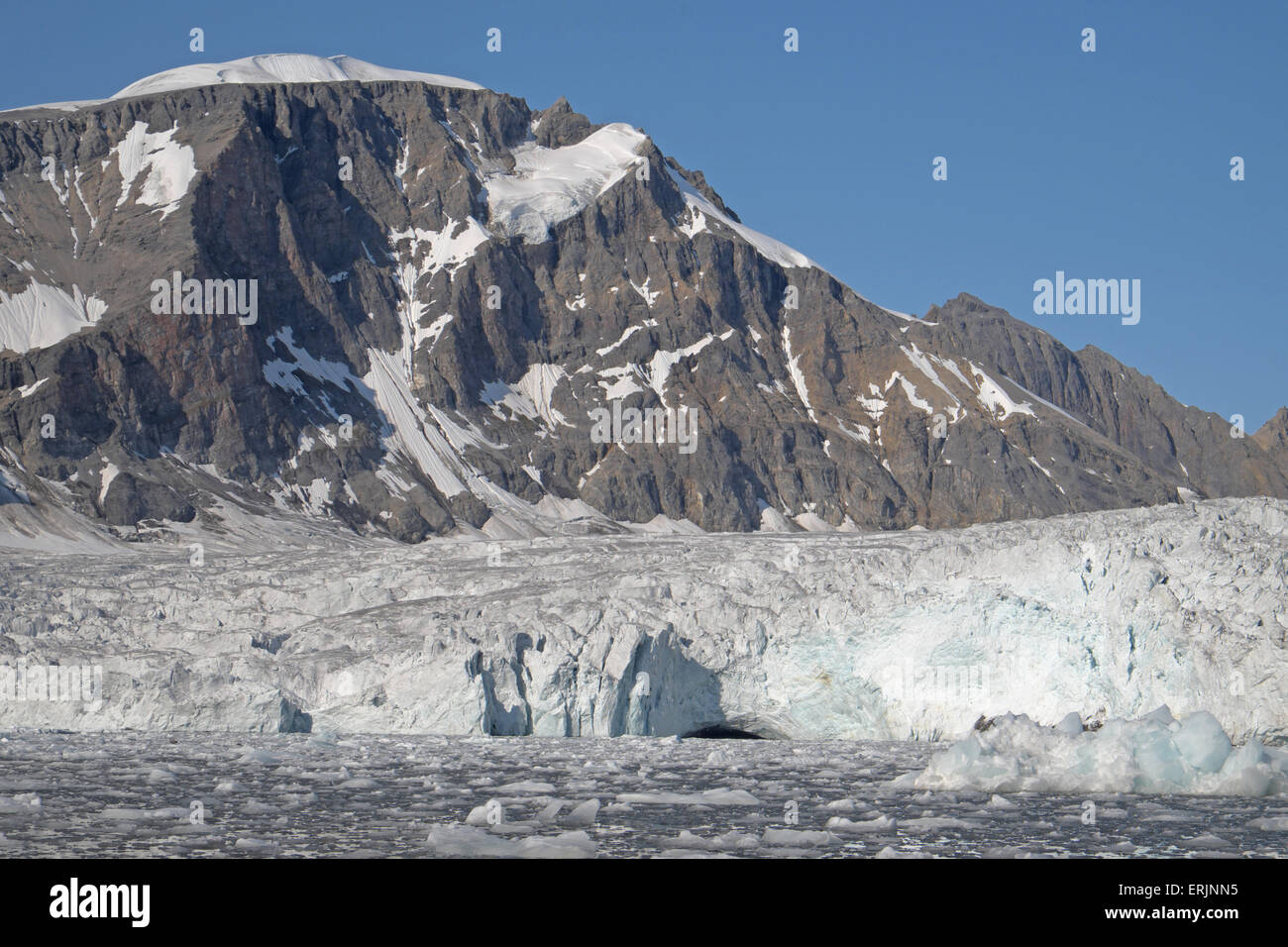Gletschertor und Berge neben burgerbukta, Hornsund, Spitzbergen, Svalbard. Stockfoto