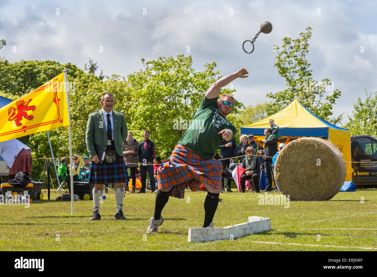 Wettbewerber in den Carmunnock Highland Games wirft das Gewicht, Carmunnock, in der Nähe von Glasgow, Scotland, UK Stockfoto