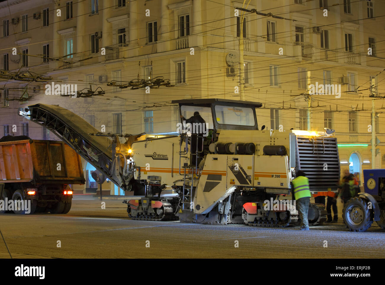 Straße der Arbeit mit eine Asphalt-Straße-Fräsmaschine entfernen alte Pflaster von einer Straße Surfaceat Nacht Stockfoto