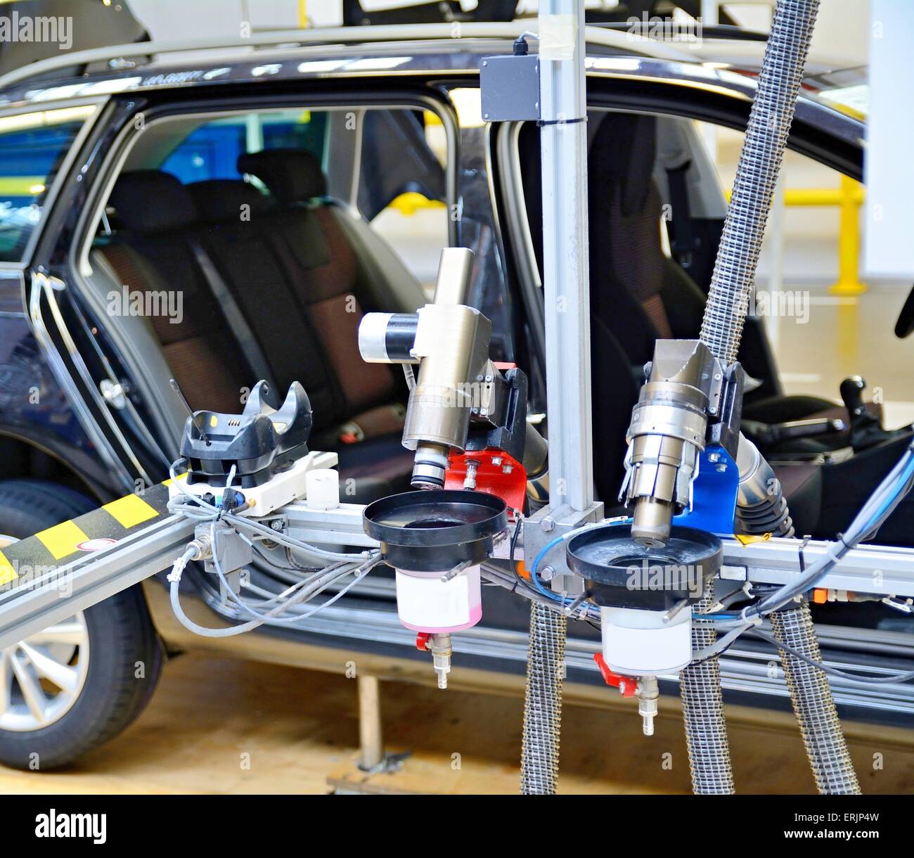 Nahaufnahme der automatisierten Maschine am Fließband in einer Autofabrik. Stockfoto