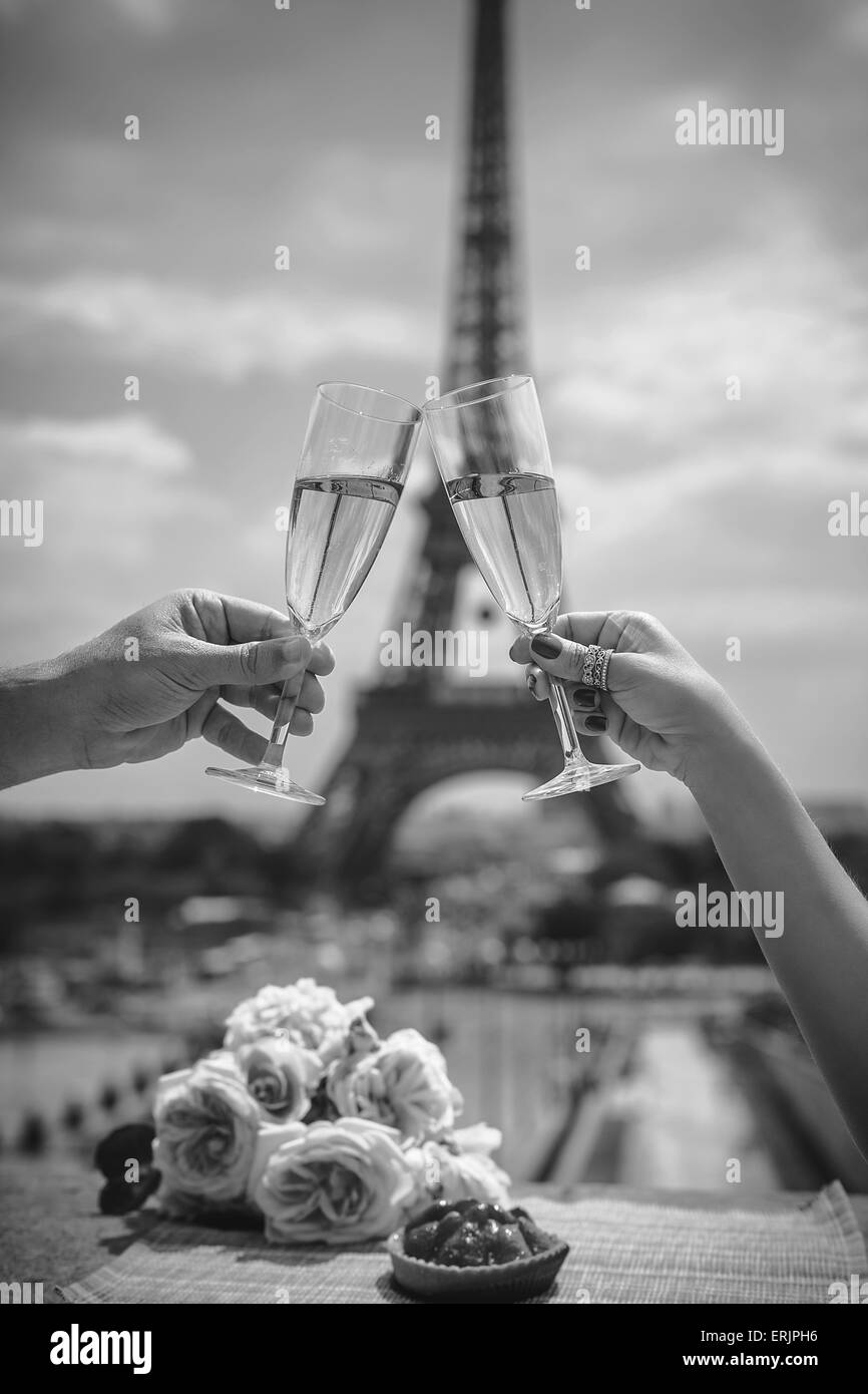 Weingläser und Eiffelturm in Paris im Frühjahr Stockfoto