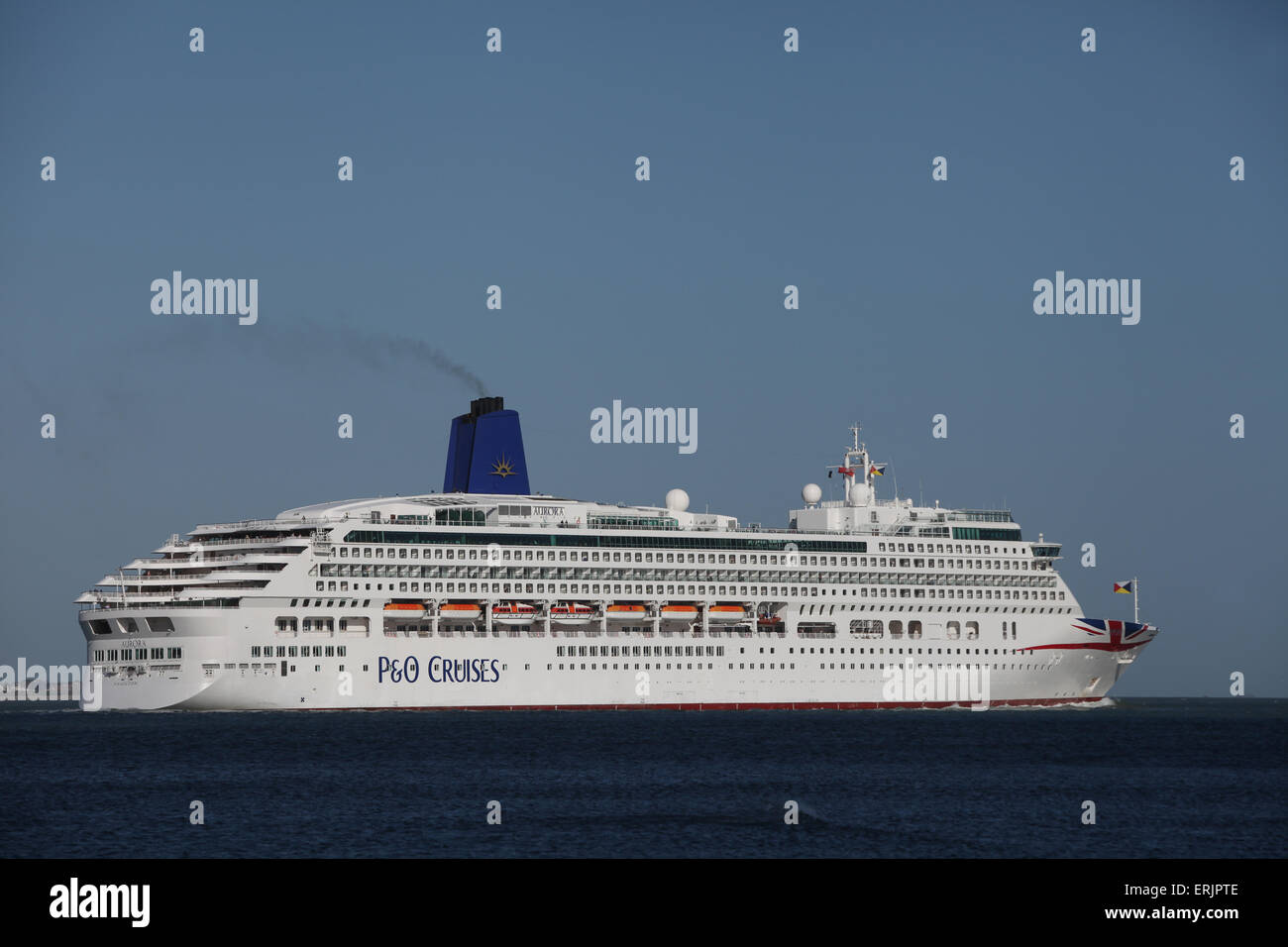 P & O Cruise Schiff Aurora im Bild mit ihrem neuen Livree Union Jack Logo Southampton verlassen Stockfoto
